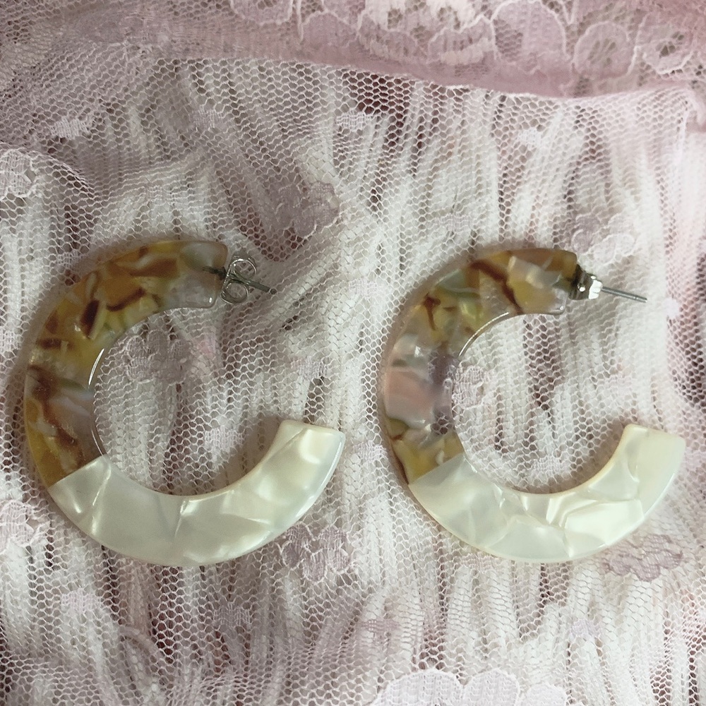 Color block Tortoise Hoop Earrings- Cream